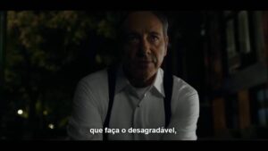 Frank Underwood matando um cachorro em cena de House of Cards, olhando para a câmera.