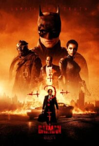 Poster do filme 'The Batman' com Robert Pattinson no papel principal, mostrando um cenário sombrio com fogo ao fundo e personagens principais como Bruce Wayne, Selina Kyle e outros em destaque